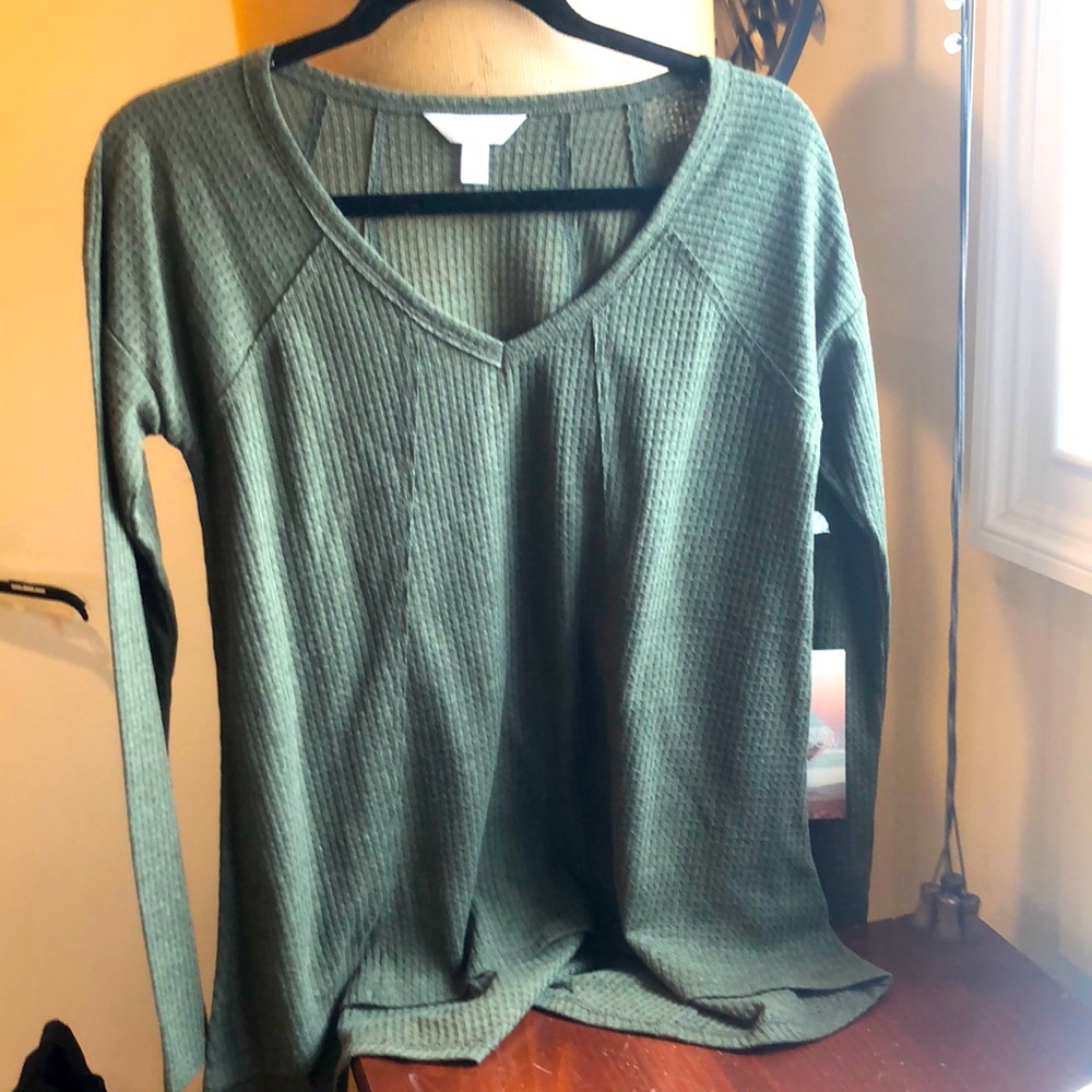 Sun & Shadow BNWT, long sleeves thermal top in olive green, size medium.
